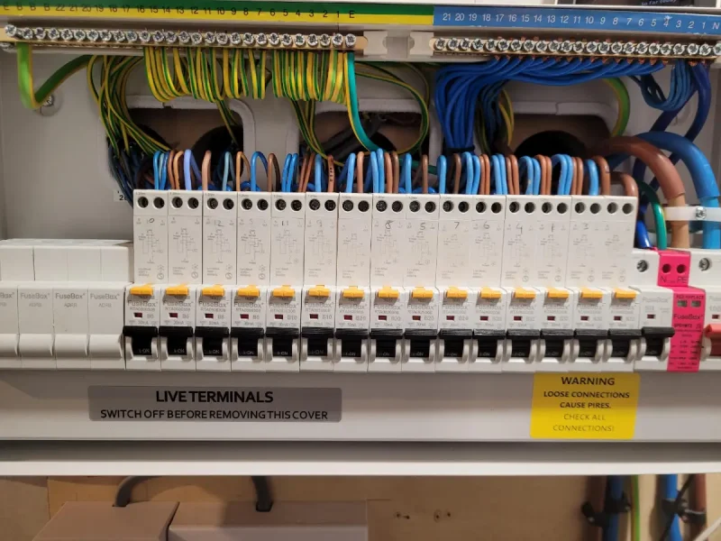 pd-electrical-smith-inside-21-way-fusebox-rcbos-neatly-wired